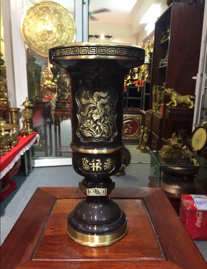 Ống cắm hương đồng Đông Sơn có màu nâu giả cổ